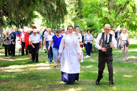 Vincent Murphy as George Watt leading tour group